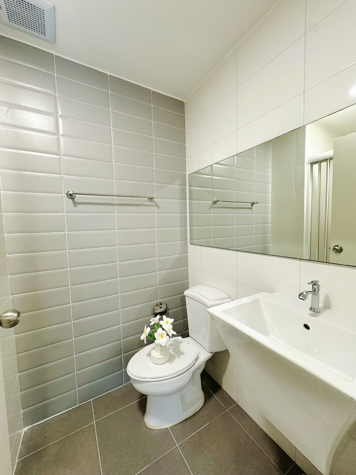 ขายคอนโดคลองเตย กล้วยน้ำไท : ขาย 2.39ลบ คอนโดรีโนเวทสวย 28ตร.ม. ใกล้BTSเอกมัยกับพระโขนง 3นาทีถึง พร้อมอยู่ นัดชมเลย 084-976-1441