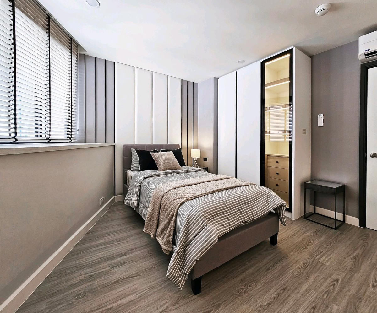 For RentCondoSukhumvit, Asoke, Thonglor : 3 Bedrooms Plus for rent with Pet-friendly, Central area on Sukhumvit 24