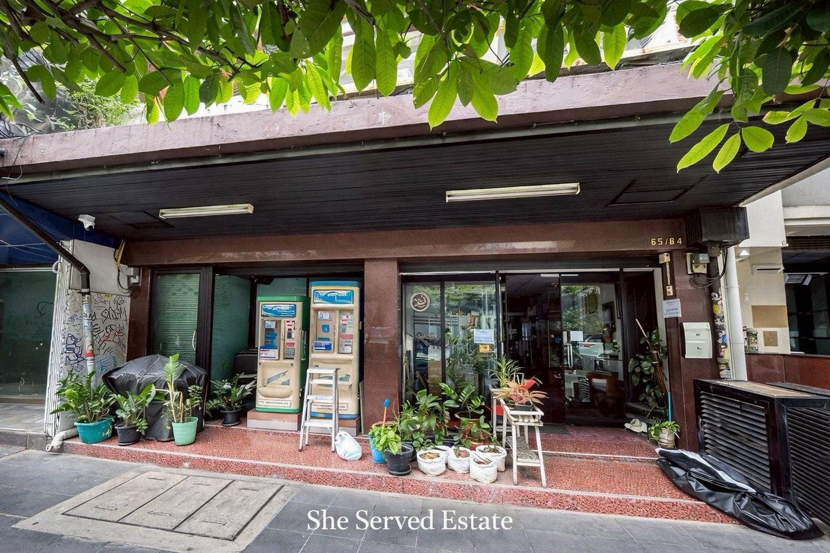 For RentShop HouseSukhumvit, Asoke, Thonglor : ◈ Commercial building for rent, 2 units, Sukhumvit Road, near BTS Thonglor, only 200 meters ◈ Commercial building, 2 units, 5 floors high.
• Width 8 meters • Area 31.9 square meters
• Location next to the main Sukhumvit Road. Clearly visible • High potent