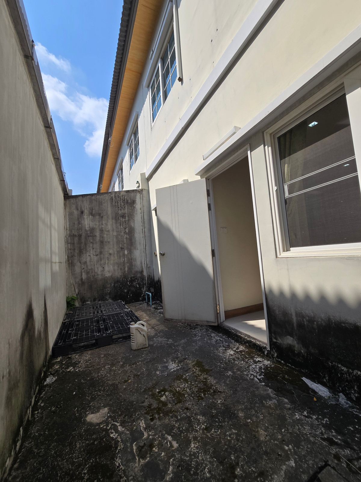 ขายทาวน์โฮมลาดกระบัง สุวรรณภูมิ : ขายด่วนทาวน์เฮ้าส์ 2 ชั้น โกลเด้น ทาวน์ บางนา - สวนหลวง 21.2ตร.วา