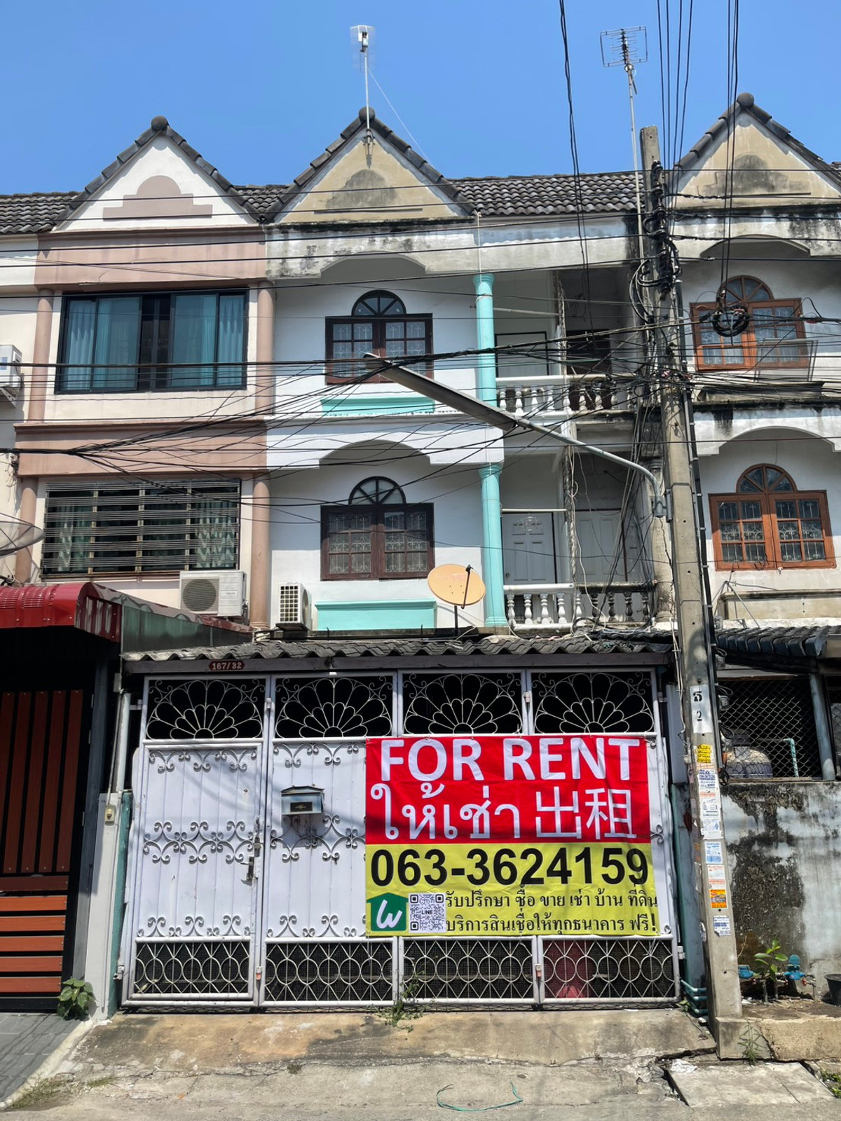 For RentTownhomePinklao, Charansanitwong : Townhouse for Rent – Only 200 m from MRT Charan 13  Great location with easy access to the city. Suitable for residential living or home office. Close to local market, restaurants, and full facilities.