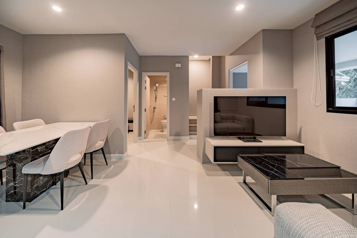 For RentTownhomePattanakan, Srinakarin : New house on the edge of the house for rent, move in immediately. Fully furnished, near Brighton College and Wellington College 🏫