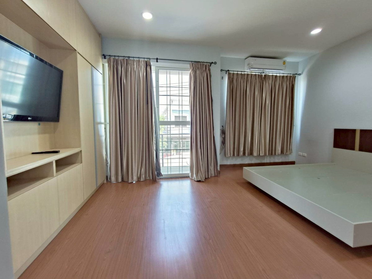 ให้เช่าทาวน์โฮมราษฎร์บูรณะ สุขสวัสดิ์ : (Newly Renovated) ทาวโฮม-หลังมุม พร้อมเข้าอยู่! / 18,500.- 