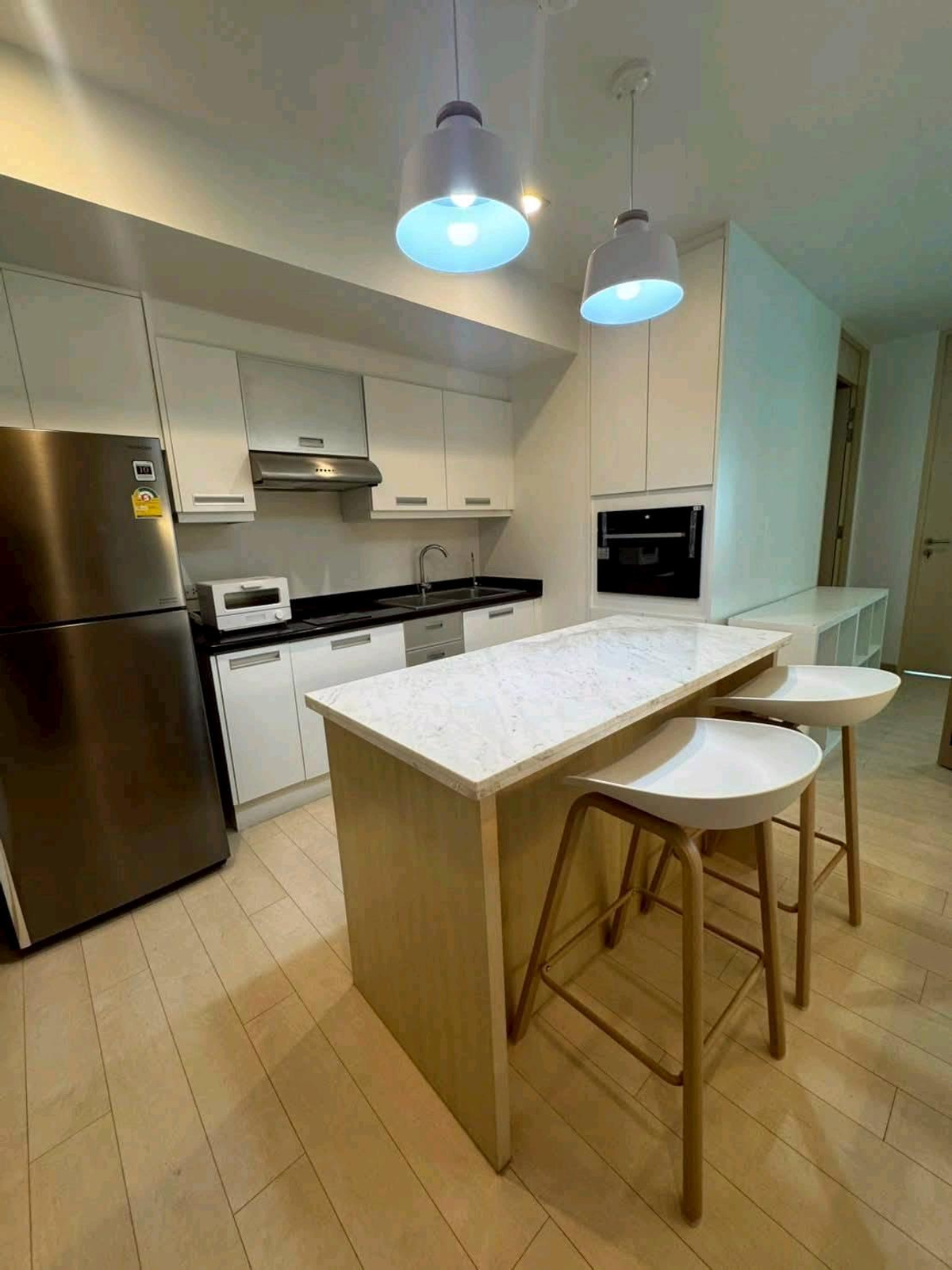 For RentCondoSilom, Saladaeng, Bangrak : Large condo room, Rare Item, in the heart of Sathorn, just 50 meters walk to BTS St. Louis.