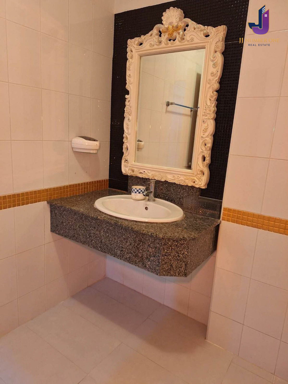 ขายบ้านลาดกระบัง สุวรรณภูมิ :  ขายบ้านเดี่ยว ภัทรา วงแหวน–อ่อนนุช  3 ห้องนอน 3 ห้องน้ำ เนื้อที่ 57.4 ตร.ว. พื้นที่ใช้สอย 160 ตร.ม.  บ้านเลขที่มงคลสุดหายาก 33/33