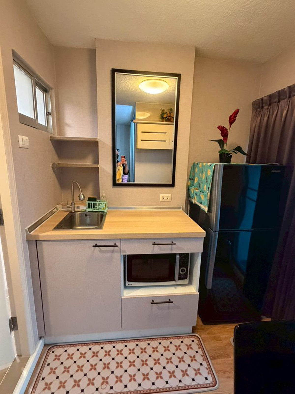 For RentCondoLadkrabang, Suwannaphum Airport : #Room for rent in very good condition 7000 baht #24 sq m Condo LPN Lumpini On Nut-Lat Krabang 1 near Airport Link and Suvarnabhumi Airport. Located on On Nut-Lat Krabang Road, next to the main road, opposite Wat Lan Bun Market. #Complete electrical applia