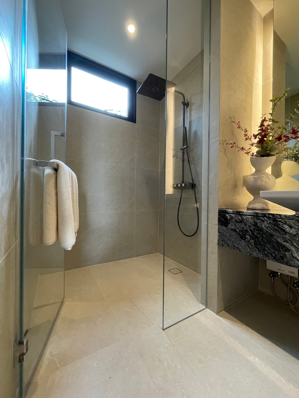 ขายบ้านเลียบทางด่วนรามอินทรา : "หนึ่งเดียวบนเลียบด่วน! Cira Residences บ้านเดี่ยว Ultra-Luxury 3.5 ชั้น พื้นที่ 845 ตร.ม. พร้อมสระว่ายน้ำส่วนตัว | ใกล้ทองหล่อ-พระราม 9 เพียงไม่กี่นาที (สังคมส่วนตัวเพียง 9 ยูนิต)"