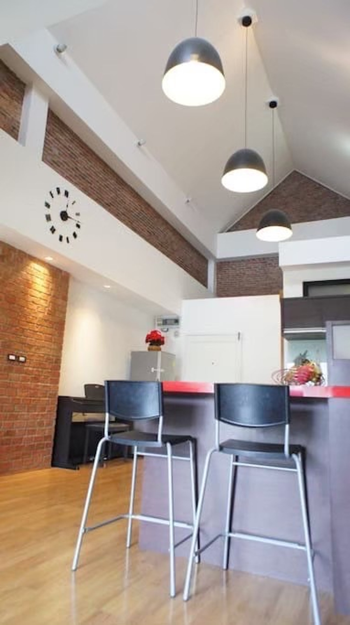 For RentCondoSukhumvit, Asoke, Thonglor : Urgently available room for rent: Young Place, Soi Prasarnmit (Sukhumvit 23). If interested in negotiating the price, add Line @condo168 (with @ in front as well)