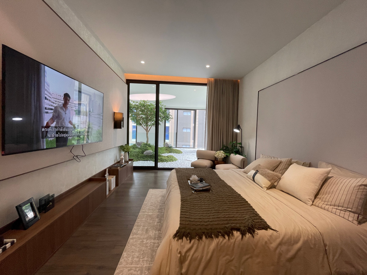 For SaleCondoSilom, Saladaeng, Bangrak : Rare unit for sale 🌳 THE ULTIMATE PARK VIEW | Rare Unit @ROMM CONVENT 🌳2 bedrooms, 2 bathrooms, usable area size 118.15 square meters on the 26th floor that offers a view of the lush Park View in the heart of Bangkok. On the highest potential location, Co