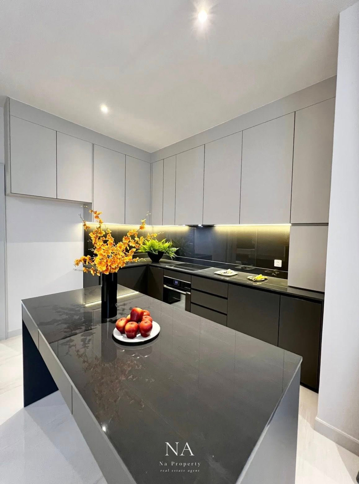 บ้านพัฒนาการ ศรีนครินทร์ : House for rent: Malton Gates new Krungthep Kreetha, 250,000 THB. 5 bedrooms, 6 bathrooms, 544 sq m usable area, 107.7 sq wah land area. Near Rama 9, Pattanakarn, Suan Luang, Srinakarin, Bang Na, Suvarnabhumi Airport, Ramkhamhaeng, Ploenchit, Sukhumvit.