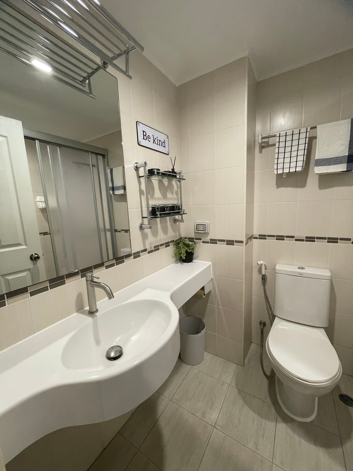 For RentCondoRamkhamhaeng, Hua Mak : Newly renovated condo for rent The room is beautifully decorated as described. Hurry and reserve before the university opens. Lumpini Vill Ramkamhang26 call 0896620022