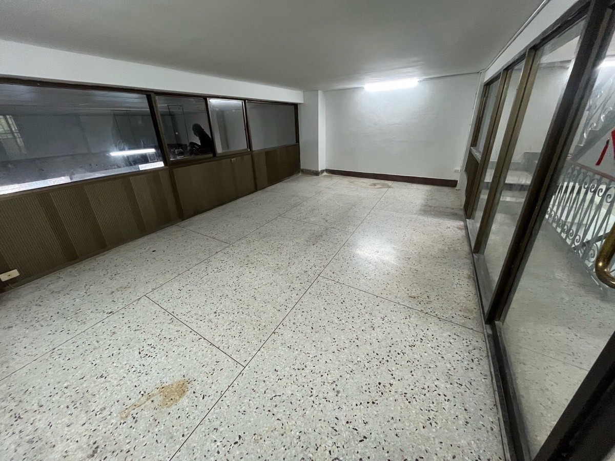 For RentShop HouseYaowarat, Banglamphu : Commercial building for rent, 2 units, 4 floors, Soi Suan Mali, Bamrung Mueang Road. Wat Thepsirin Subdistrict Pom Pom Sattru Phai District, Phra Nakhon side, for doing business.