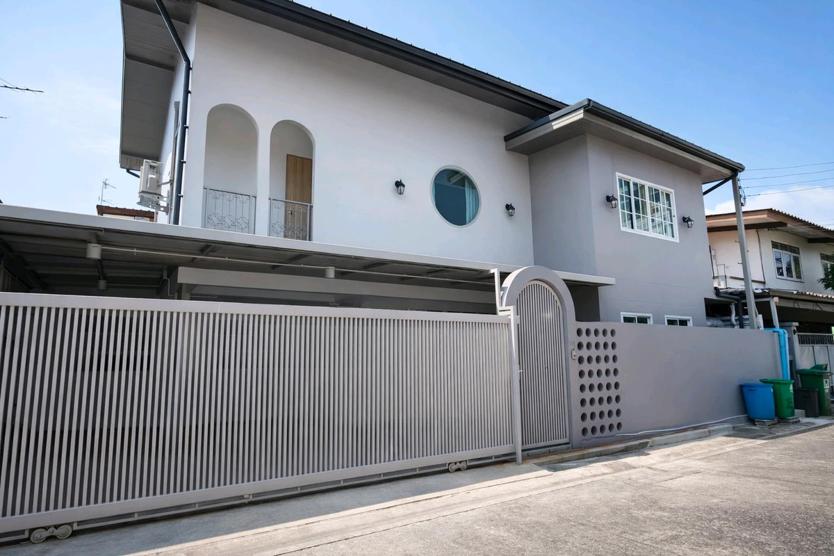 For RentHouseRatchadapisek, Huaikwang, Suttisan : Single house Huai Khwang Sutthisan, renovated like a new House 