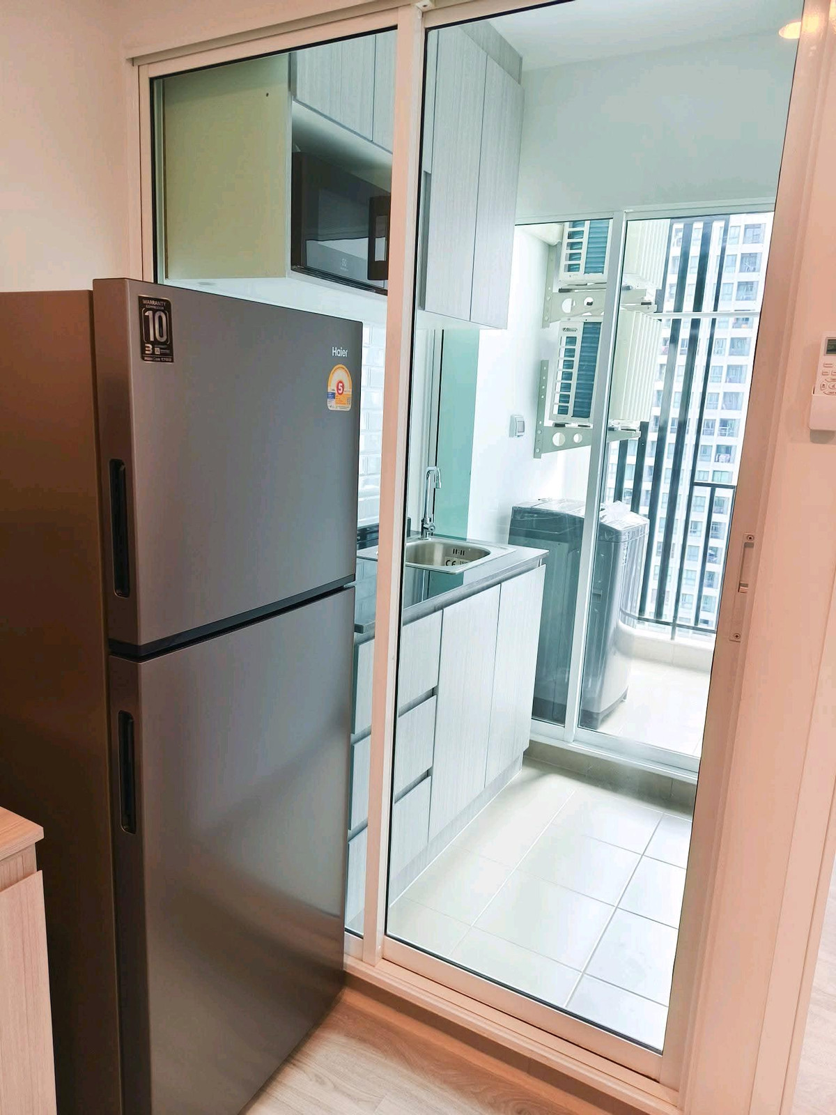 For RentCondoBangna, Bearing, Lasalle : ✨ New condo, first hand, new building, every item in the room is brand new. Ready to move in immediately! 🚝 Very good location, near BTS Bangna 500 meters.