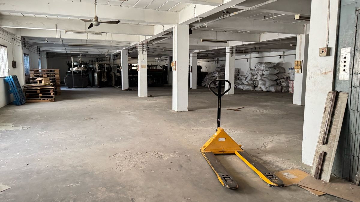 For RentWarehouseMahachai Samut Sakhon : Factory, warehouse for rent, purple space, has Factory 4 license, near Mahachai Muang Mai, Rama 2 Road, size 800 sq m., 3 phase electricity, container trucks can enter and exit, ready to use.