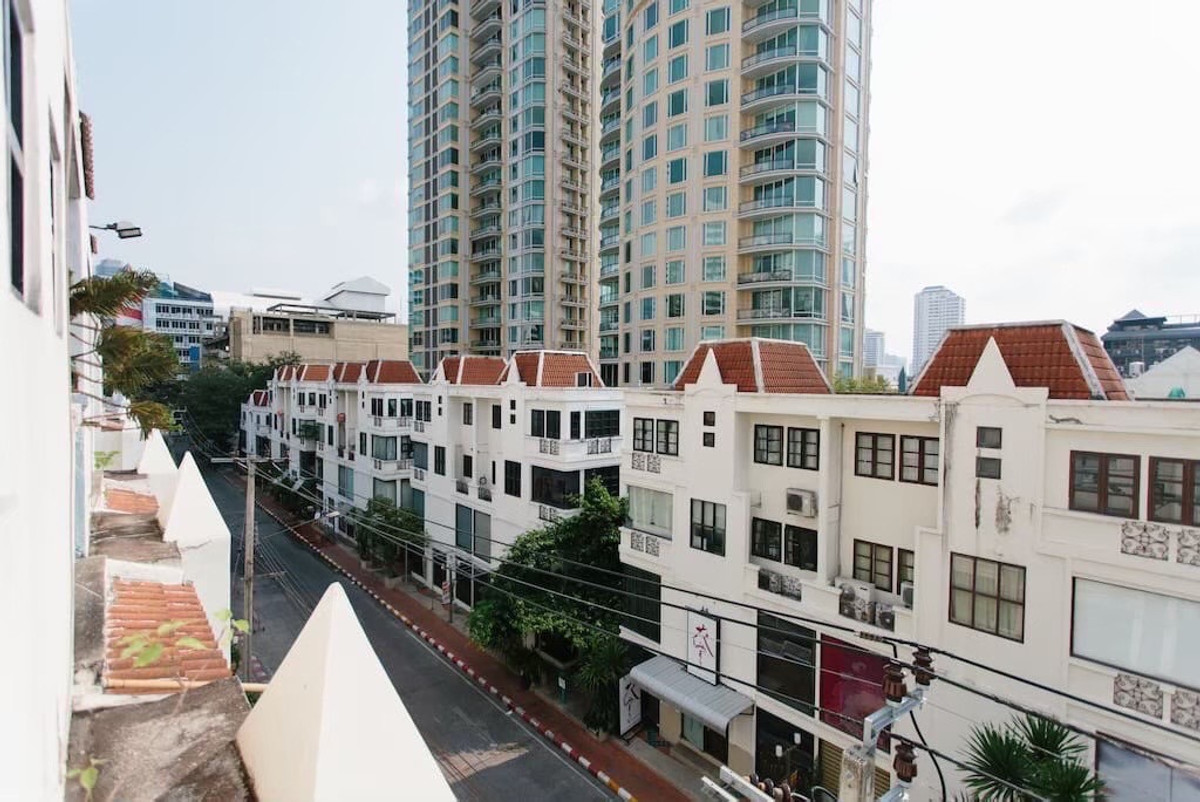 For RentCondoSukhumvit, Asoke, Thonglor : Urgently available room for rent: Young Place, Soi Prasarnmit (Sukhumvit 23). If interested in negotiating the price, add Line @condo168 (with @ in front as well)