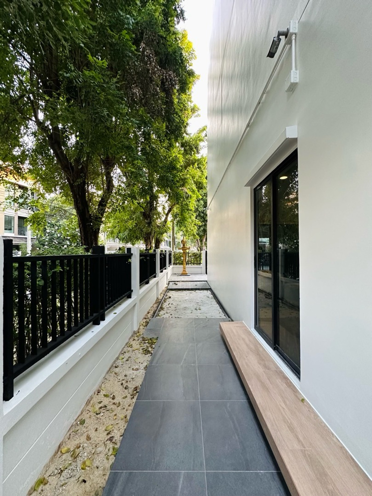 For RentTownhomeLadprao101, Happy Land, The Mall Bang Kapi : 3-story townhome for rent, Nawamin 42, newly decorated, very beautiful. Fully furnished, ready to move in