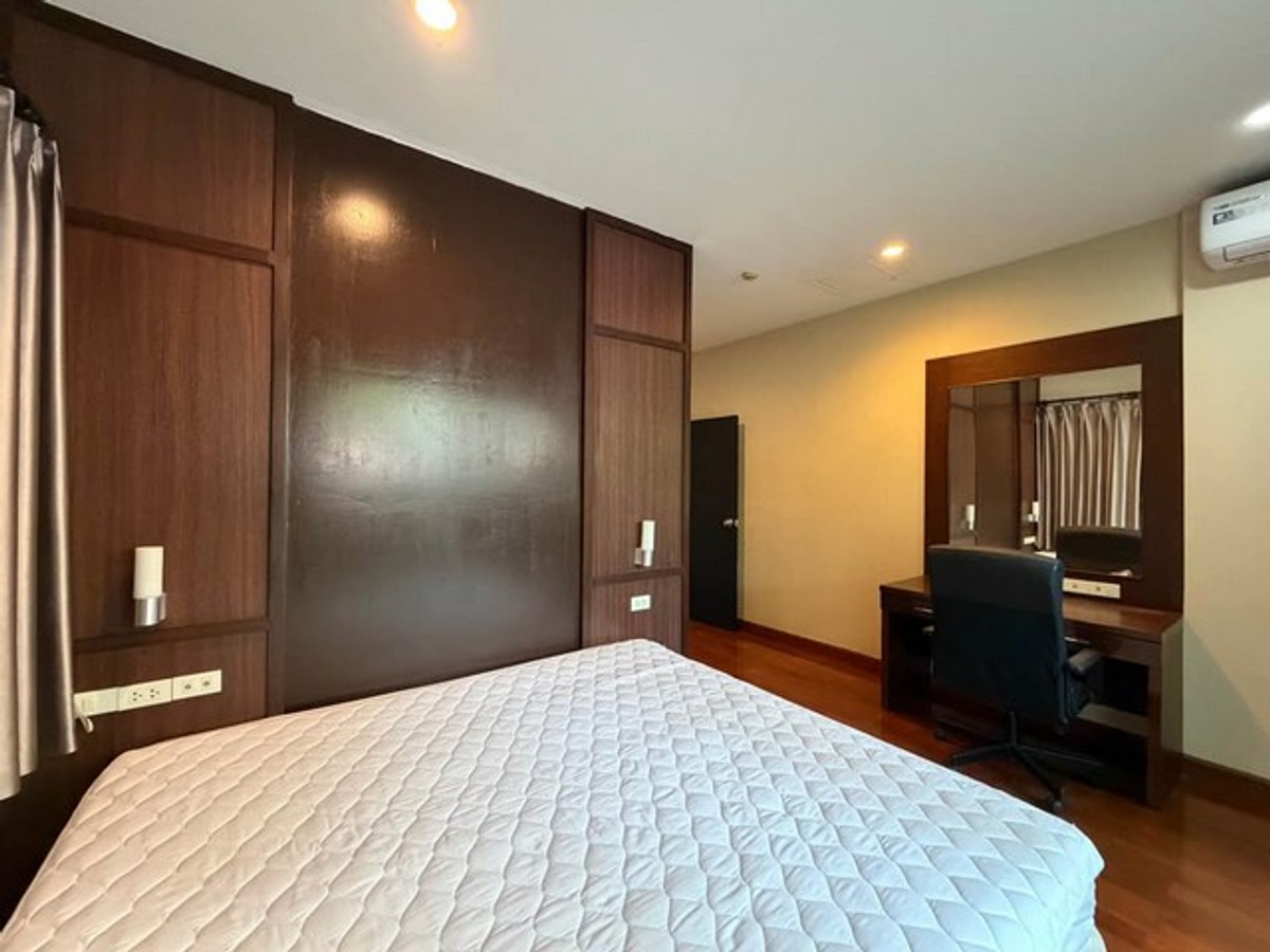 For RentHouseSukhumvit, Asoke, Thonglor : HR3355 House for rent, Private Compound, in the heart of Sukhumvit (Phrom Phong) | 4 private units on an area of ​​over 229 sq m., ready to move in.