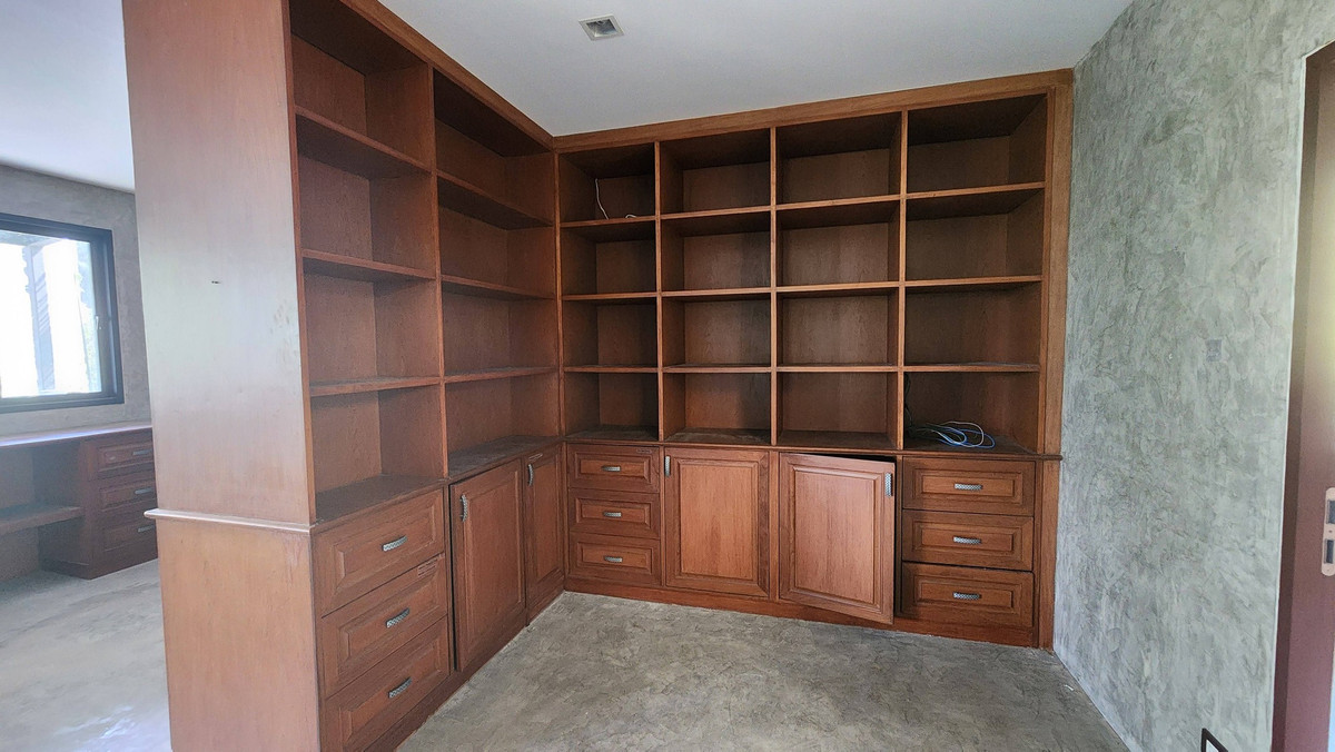 For RentWarehouseBangna, Bearing, Lasalle : Warehouse with office, 2 floors, good location, needs additional decorations, for rent in Bang Bo-Bang Phli area, near The Vintage Club.