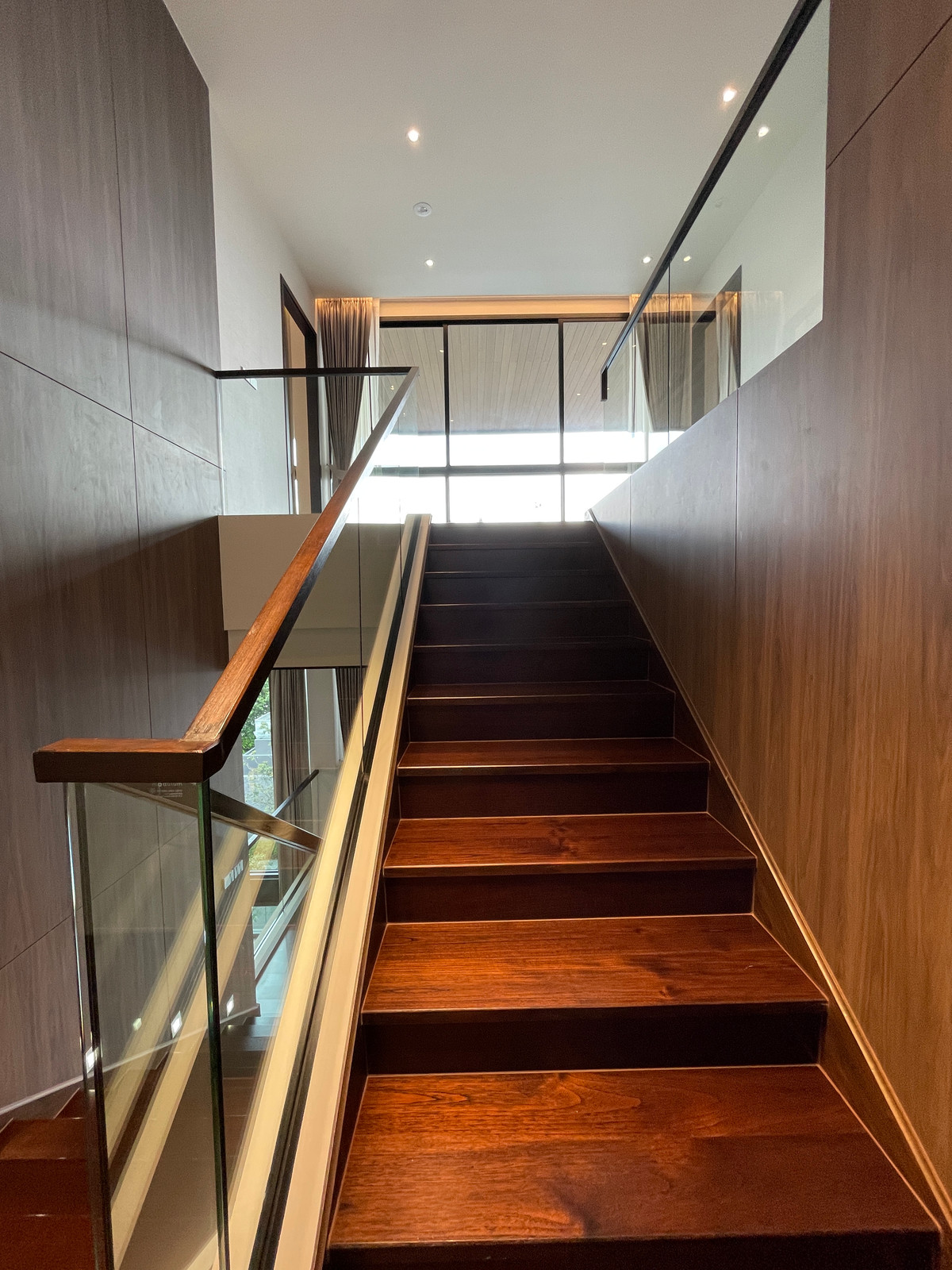 ขายบ้านเลียบทางด่วนรามอินทรา : "หนึ่งเดียวบนเลียบด่วน! Cira Residences บ้านเดี่ยว Ultra-Luxury 3.5 ชั้น พื้นที่ 845 ตร.ม. พร้อมสระว่ายน้ำส่วนตัว | ใกล้ทองหล่อ-พระราม 9 เพียงไม่กี่นาที (สังคมส่วนตัวเพียง 9 ยูนิต)"