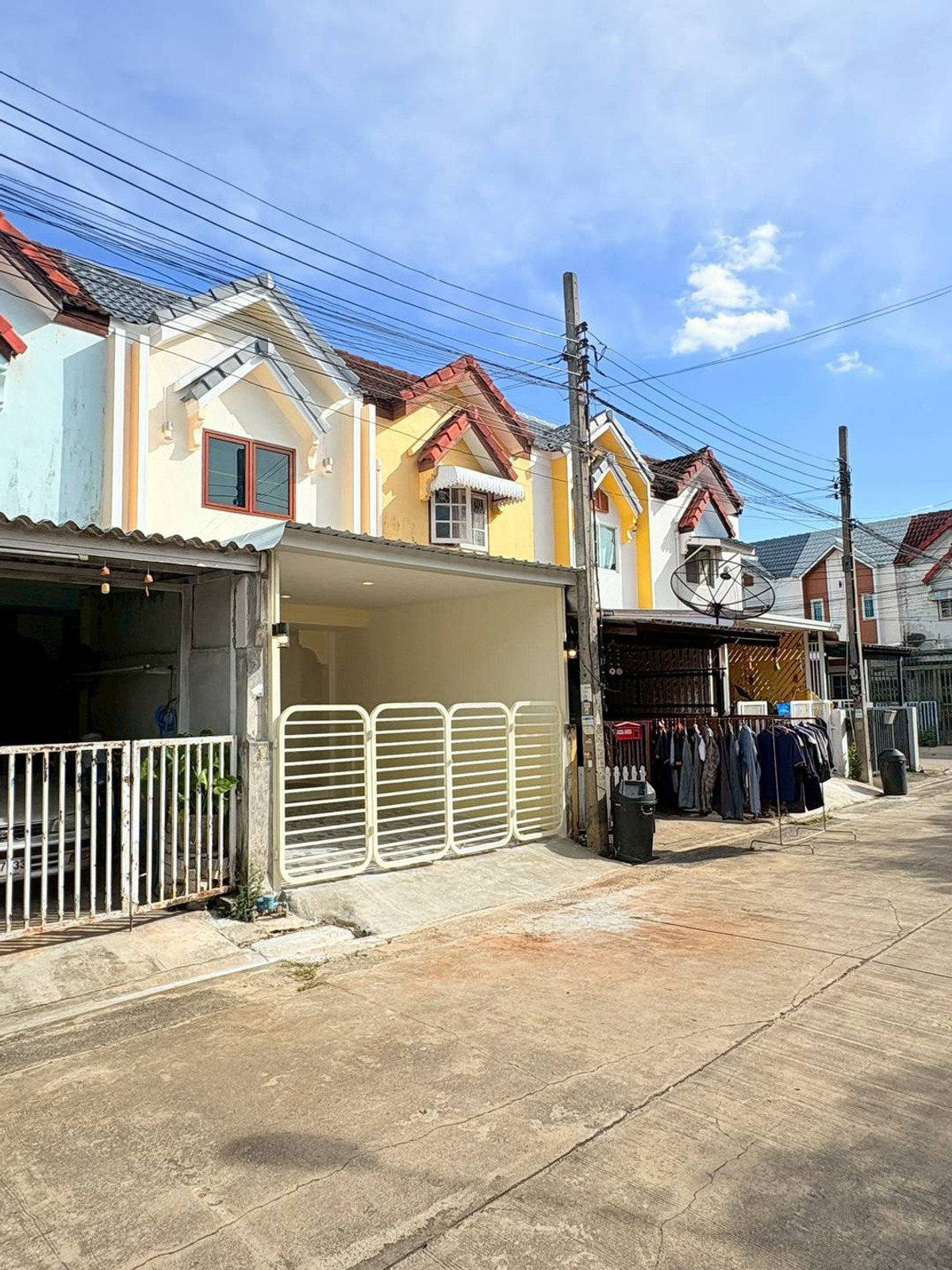 ขายทาวน์โฮมนนทบุรี บางใหญ่ บางบัวทอง : ขายทาวน์เฮาส์พร้อมจิตร บางใหญ่ 17 ตร.ว. ถนนเมน หลังบ้านติดทุ่งนา ฟรีเฟอร์ฯ ฟรีโอน