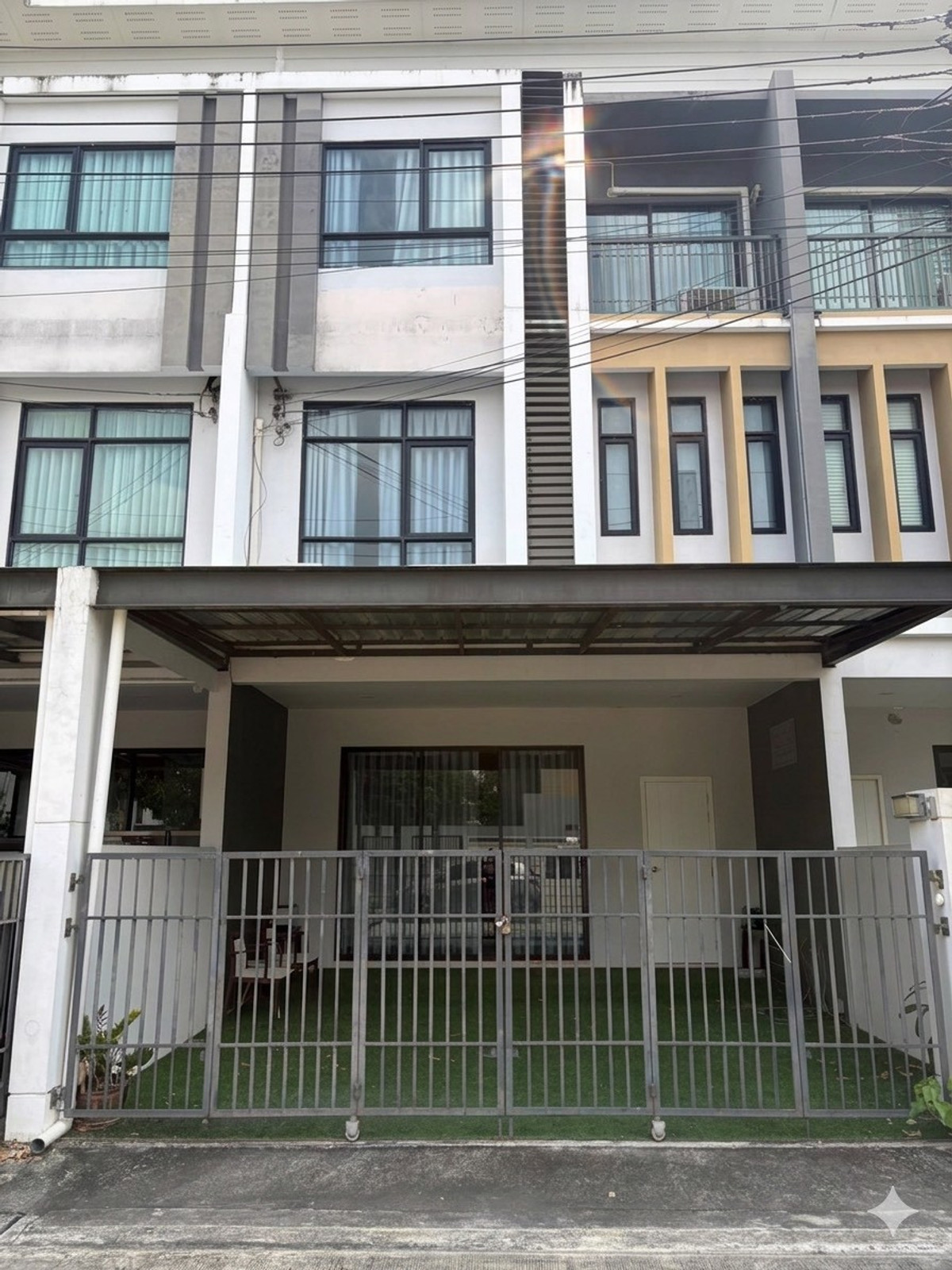 ขายทาวน์โฮมนวมินทร์ รามอินทรา : ขายทาวน์โฮม 3 ชั้น พาทิโอ วัชรพล-รามอินทรา เหมาะสำหรับอยู่อาศัย หรือทำโฮมออฟฟิศ (N.2061)