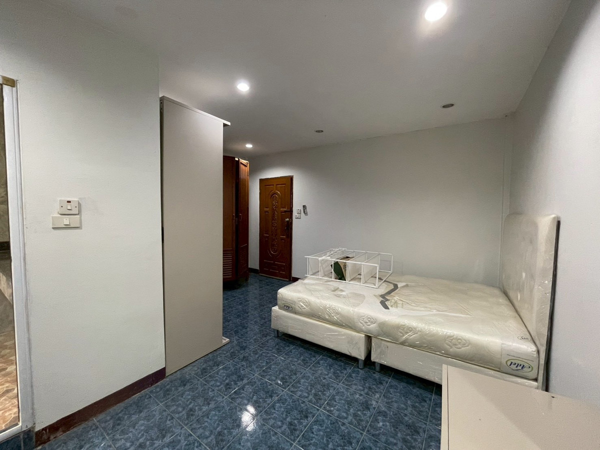 ให้เช่าทาวน์โฮมปิ่นเกล้า จรัญสนิทวงศ์ : ให้เช่า ทาวน์เฮาส์ 3 ชั้น ใกล้ MRT จรัญสนิทวงศ์ 13 เพียง 200 เมตร เดินถึงสถานี  ทำเลดีมาก เข้าเมืองสะดวก เหมาะอยู่อาศัยหรือทำโฮมออฟฟิศ ใกล้ตลาด ร้านอาหาร และสิ่งอำนวยความสะดวกครบ