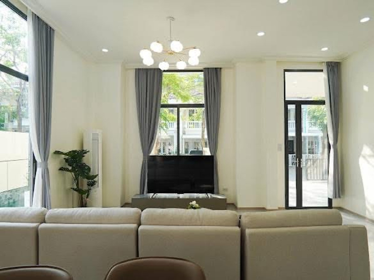 ขายพัทยา บางแสน ชลบุรี สัตหีบ : ขายบ้านเดี่ยวพูลวิลล่าใจกลางเมืองพัทยา โครงการธาดารวดี ทั้งหมด 6 ยูนิต 4 ห้องนอน 3 ห้องน้ำ 2 ที่จอดรถ 1 สระว่ายน้ำ