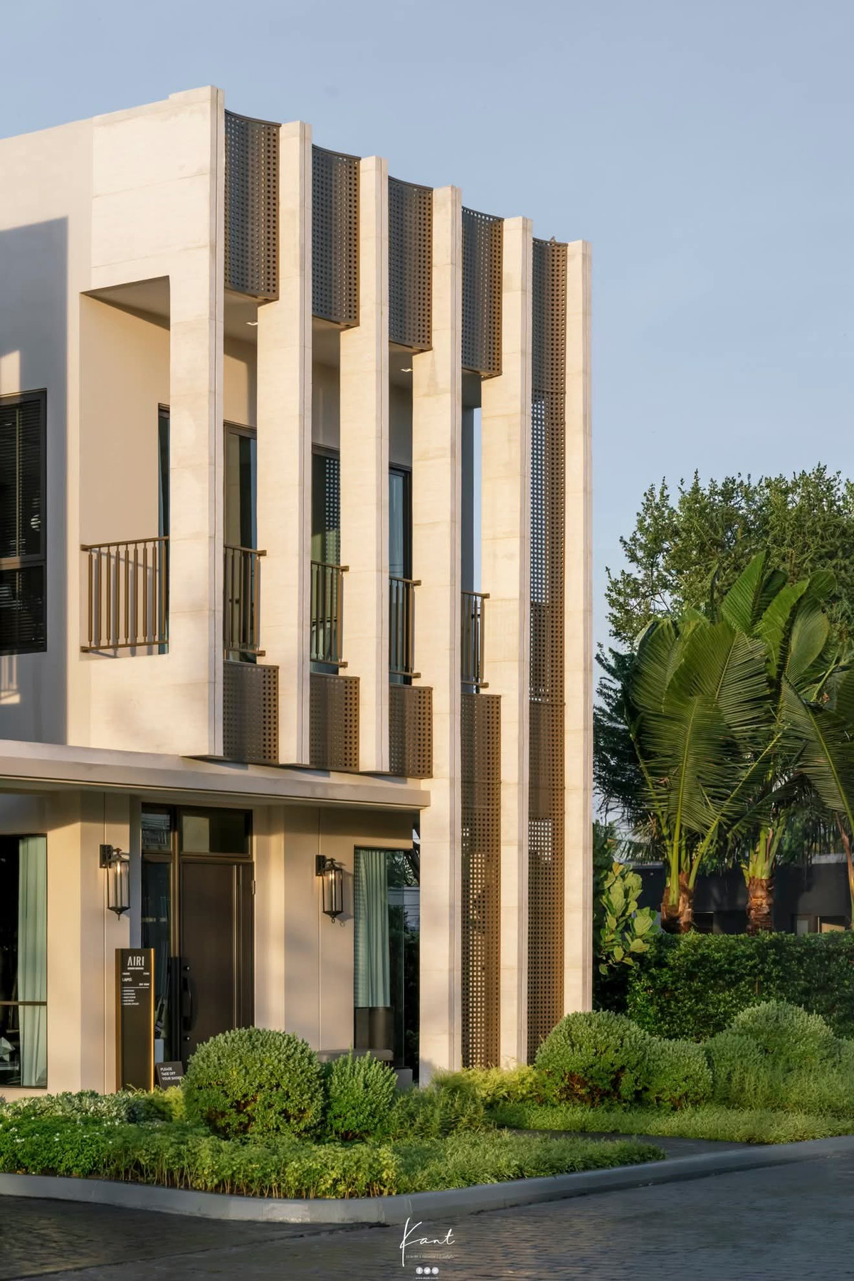 ขายบ้านบางนา แบริ่ง ลาซาล : บ้าน Type maroon ราคา 18 MB บ้านวิวสวย หน้าบ้านหลังบ้าน เป็น สวน ถือเอกสิทธิ์ เพียง 40 ครอบครัว โทร 088-2389494