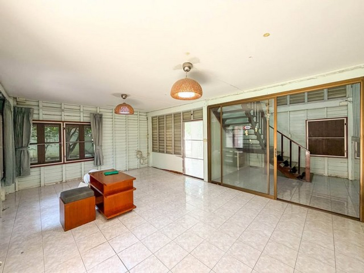 For RentHouseSukhumvit, Asoke, Thonglor : HR3345Rare Find! Classic wooden house, 86 sq m, in the heart of Ekkamai 10 - shady garden area, plenty of parking, the most difficult to find in this area. Change the charm of a 50-year-old wooden house into your new landmark in the heart of Ekamai.