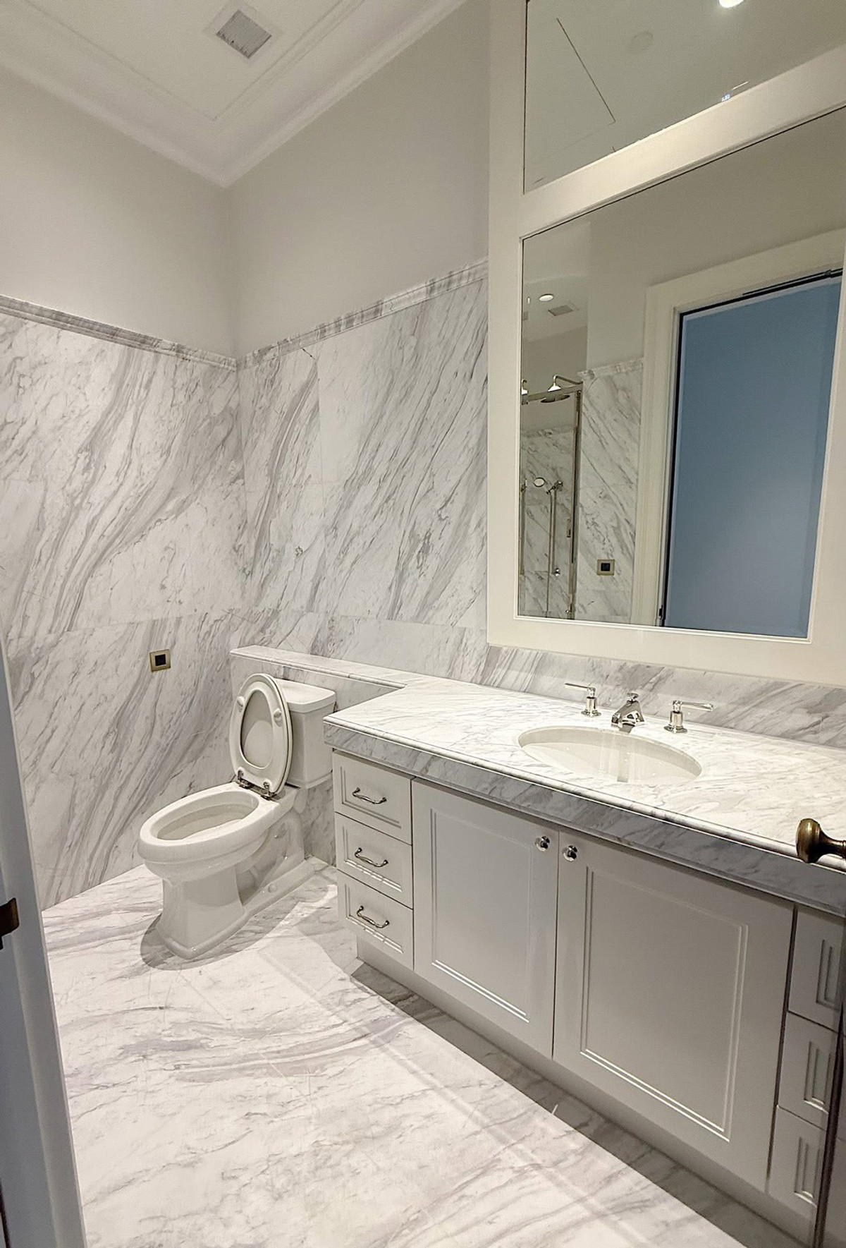 For RentCondoWitthayu, Chidlom, Langsuan, Ploenchit : ⭐️ 98 wireless ⭐️ 2 bedrooms, 3 bathrooms, 120 sq m. Beautiful room, well decorated. Ready to move in