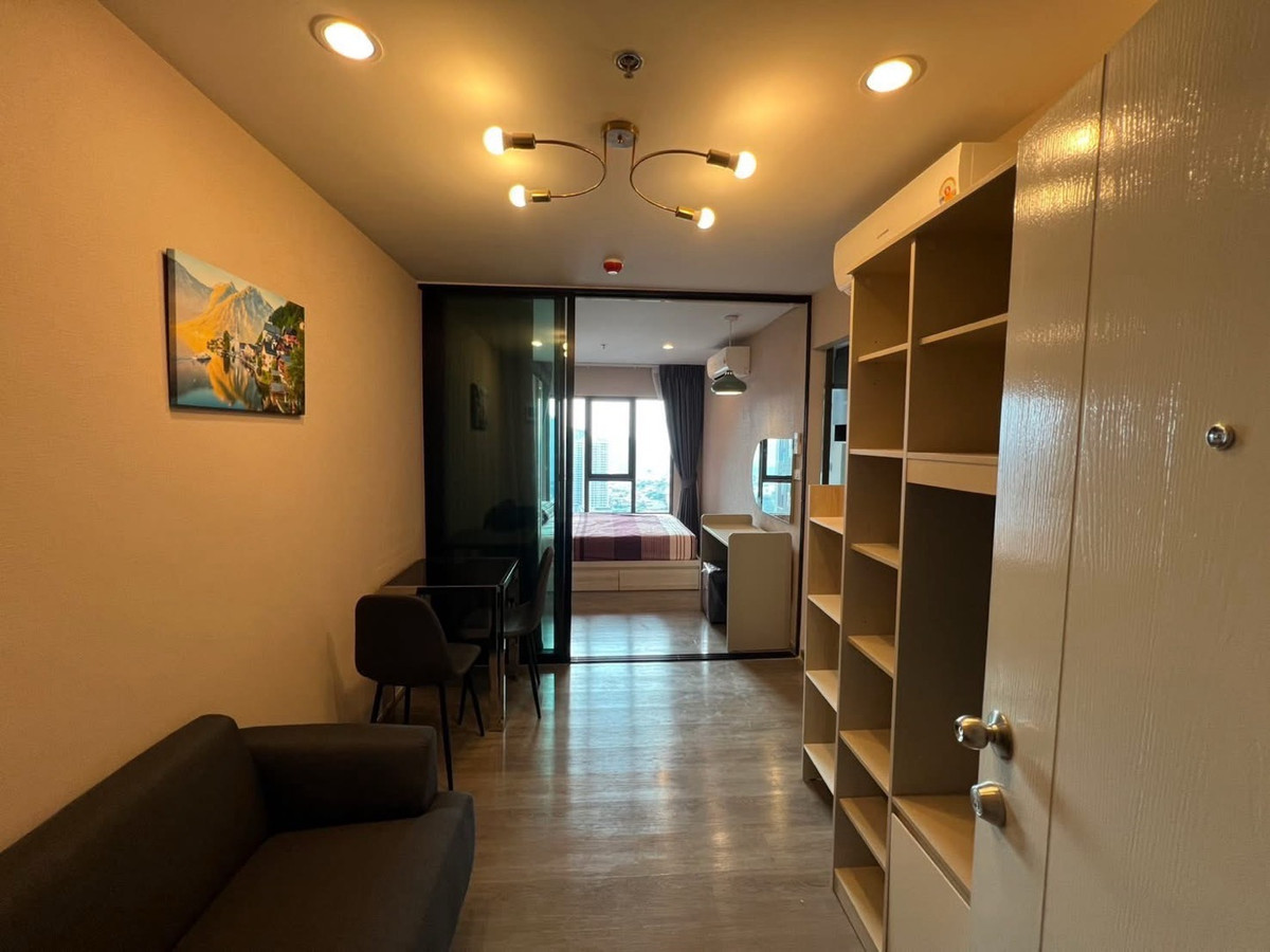 For RentCondoThaphra, Talat Phlu, Wutthakat : 🩷Cheap condo for rent, new Regent Wutthakat, 1 bedroom, beautiful room, high floor, open view. 
1 Bed 1 Bath, area 26 sq m.
33rd floor, Building A, open view
Rent 11,000 baht per month with furniture and electrical appliances.
Near BTS Wutthakat 200 meter