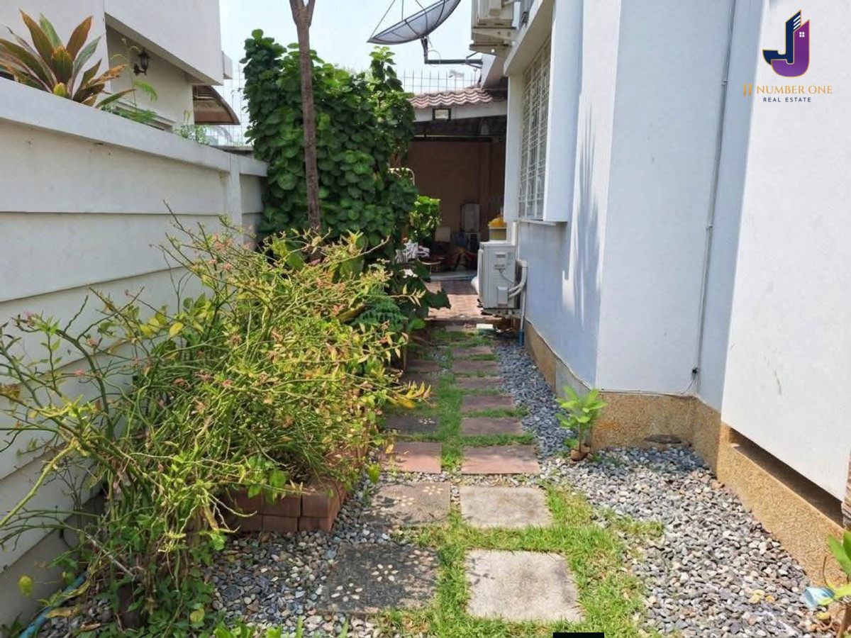 ขายบ้านลาดกระบัง สุวรรณภูมิ :  ขายบ้านเดี่ยว ภัทรา วงแหวน–อ่อนนุช  3 ห้องนอน 3 ห้องน้ำ เนื้อที่ 57.4 ตร.ว. พื้นที่ใช้สอย 160 ตร.ม.  บ้านเลขที่มงคลสุดหายาก 33/33