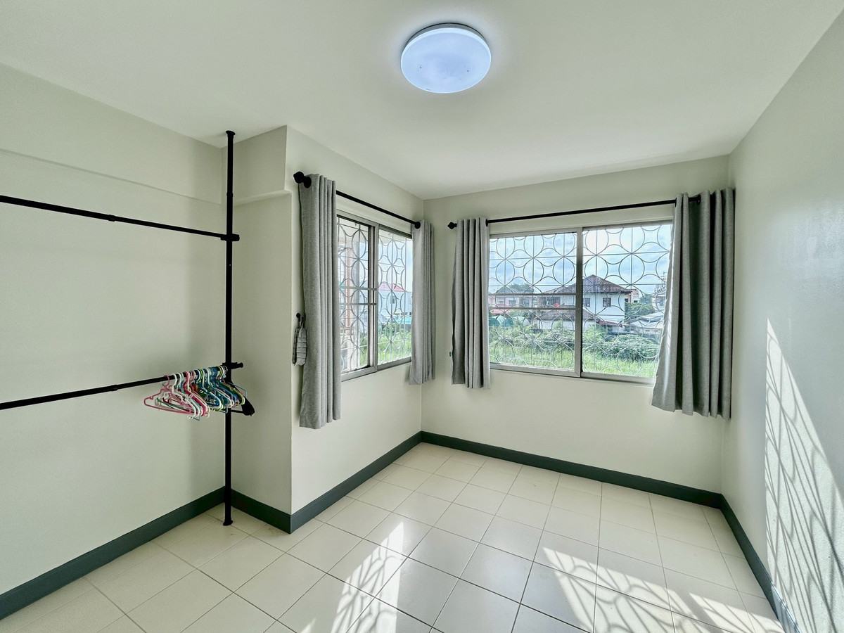 ให้เช่าบ้านปิ่นเกล้า จรัญสนิทวงศ์ : ให้เช่าบ้านแฝด 2 ชั้น 42 ตร.ว. ห่างจากถนนกาญจนาภิเษก200เมตรจากตัวบ้าน ใกล้ถนนพรานนกตัดใหม่200เมตร และใกล้เดอะพาสิโอ้ 1.5 กม. 