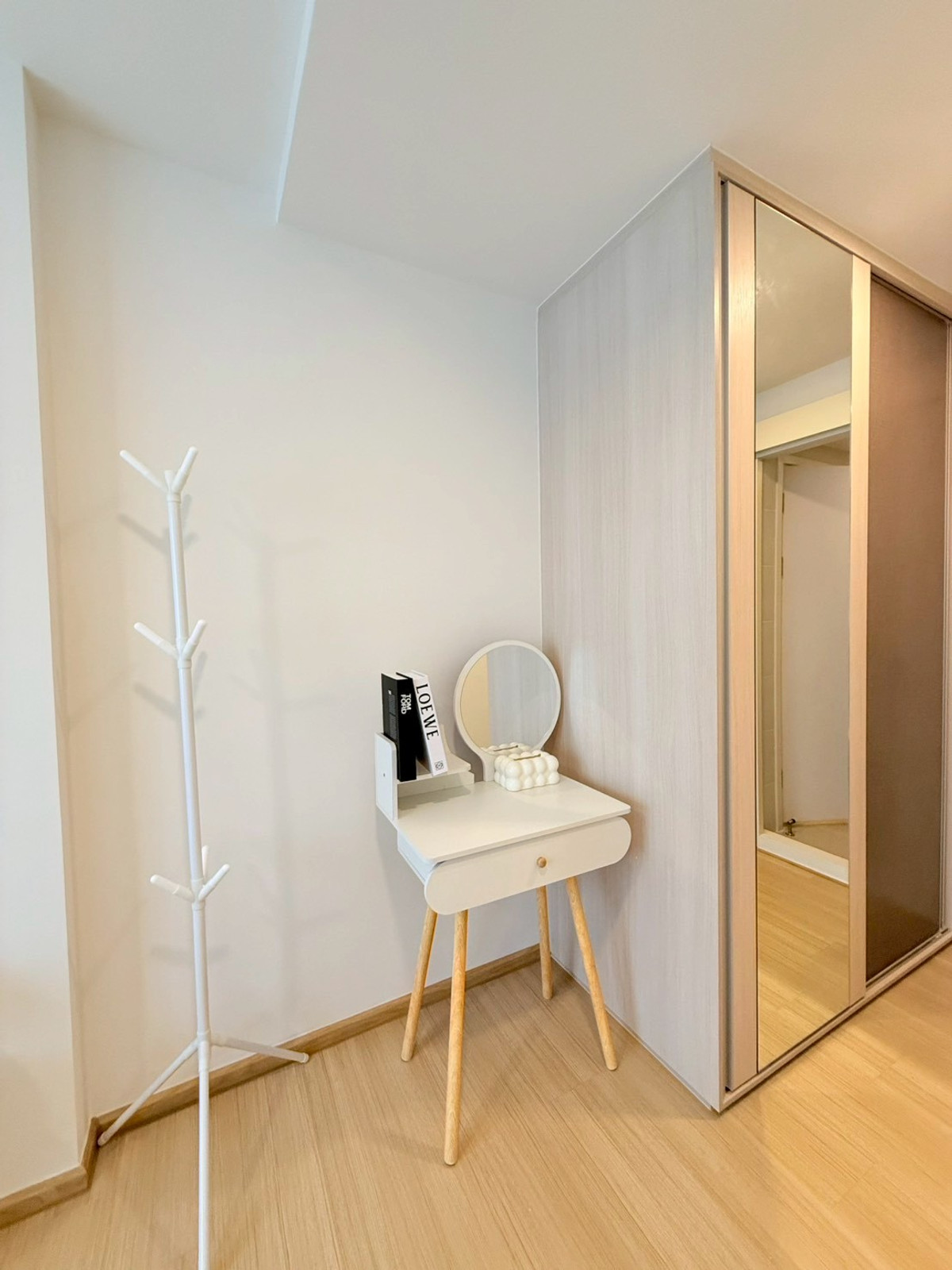 ให้เช่าคอนโดโชคชัย4 ลาดพร้าว71 : ให้เช่าคอนโดชีวาทัยฮอลล์มาร์คลาดพร้าวโชคชัย4 ห้องใหญ่ตรงปกใกล้รถไฟฟ้า