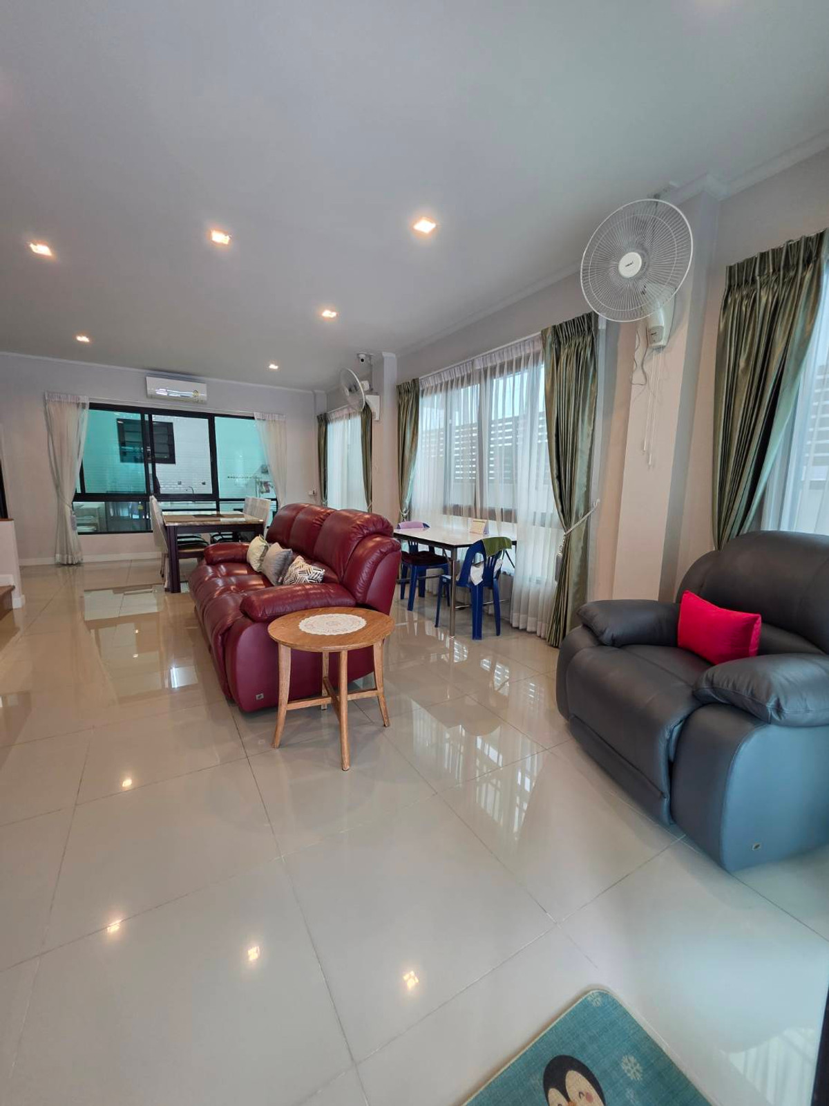 ขายบ้านลาดกระบัง สุวรรณภูมิ : ขายบ้านแฝด 3ชั้น สภาพบ้านใหม่มากๆ เจ้าของตกแต่งเสร็จแทบจะไม่ได้ใช้เลย 