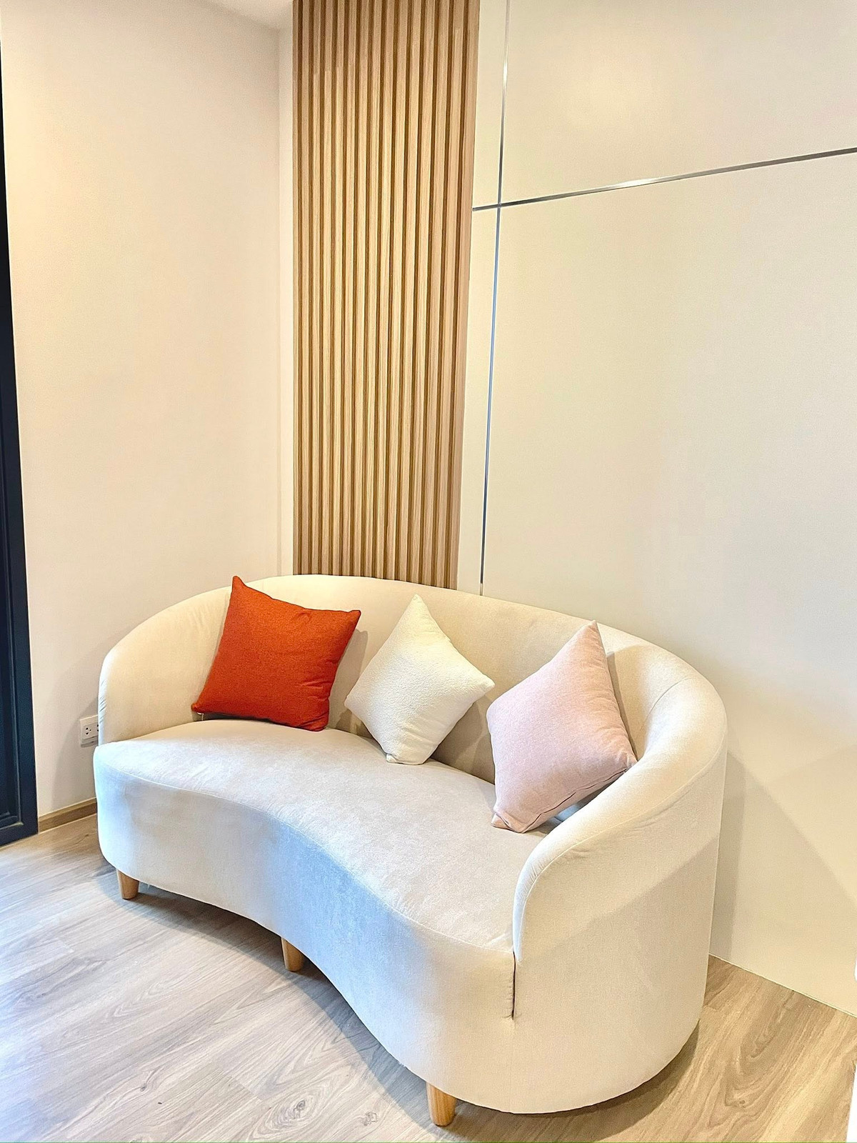 ให้เช่าคอนโดสุขุมวิท อโศก ทองหล่อ : ปล่อยเช่า คอนโดใกล้รถไฟฟ้าBTS ทองหล่อ | Oka Haus Sukhumvit 36 | 1 ห้องนอน เฟอร์นิเจอร์ครบพร้อมอยู่ มีบริการรับ-ส่งBTS