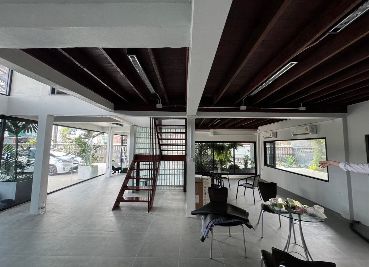 For RentHome OfficeRatchadapisek, Huaikwang, Suttisan : 💙Building Ratchada-Sutthisan-Huai Khwang 520 square meters for rent, furnished. 2-story building, land area 100 square meters, parking for 12 cars🚗