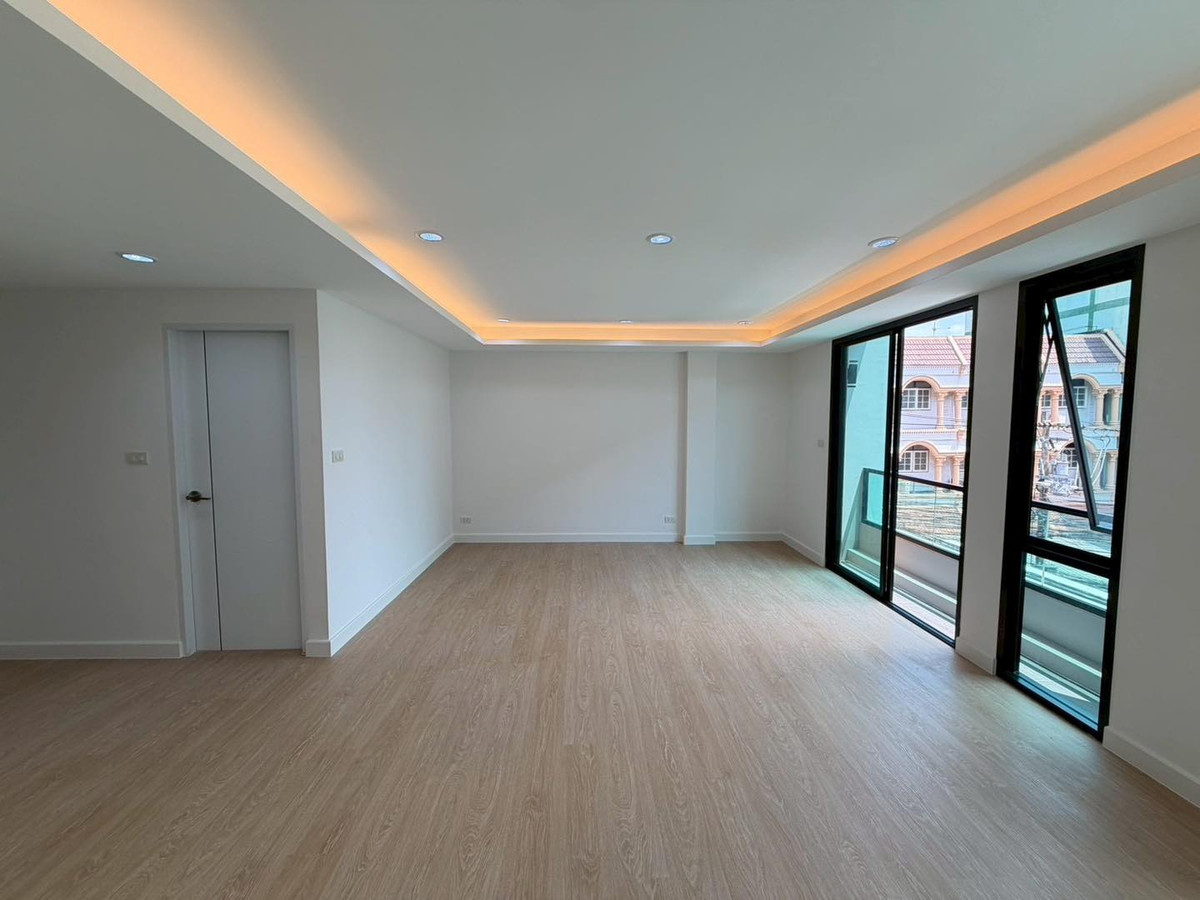 ขายคอนโดอ่อนนุช อุดมสุข : FOR SALE Townhome สุขุมวิท 101 4.5 ชั้น พร้อมลิฟต์ ราคาดีมาก