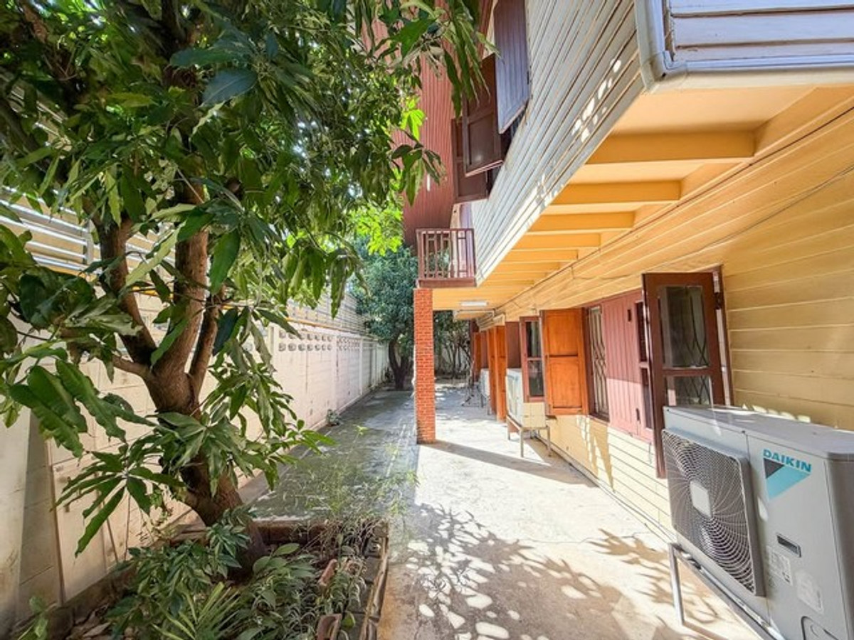 For RentHouseSukhumvit, Asoke, Thonglor : HR3345Rare Find! Classic wooden house, 86 sq m, in the heart of Ekkamai 10 - shady garden area, plenty of parking, the most difficult to find in this area. Change the charm of a 50-year-old wooden house into your new landmark in the heart of Ekamai.