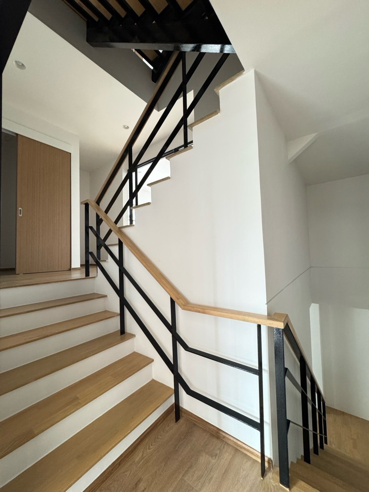 ขายทาวน์โฮมเลียบทางด่วนรามอินทรา : ทาวน์โฮมสร้างใหม่ .... แปลงมุม 