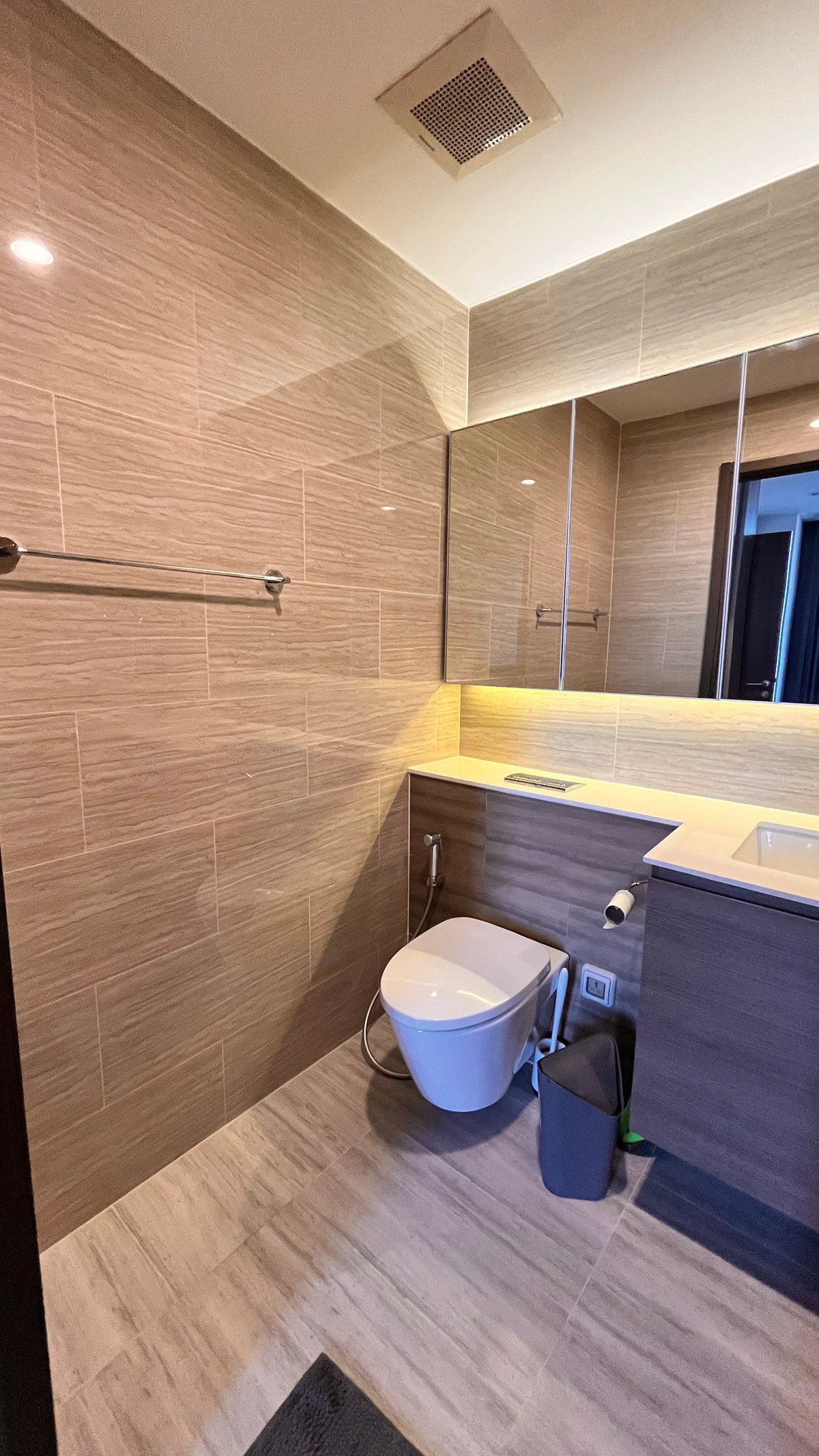For RentCondoOnnut, Udomsuk : 🌟Condo corner room, high floor | 1 bedroom plus | Wisdom Essence Sukhumvit, special corner room, 32nd floor, open view, good natural light.