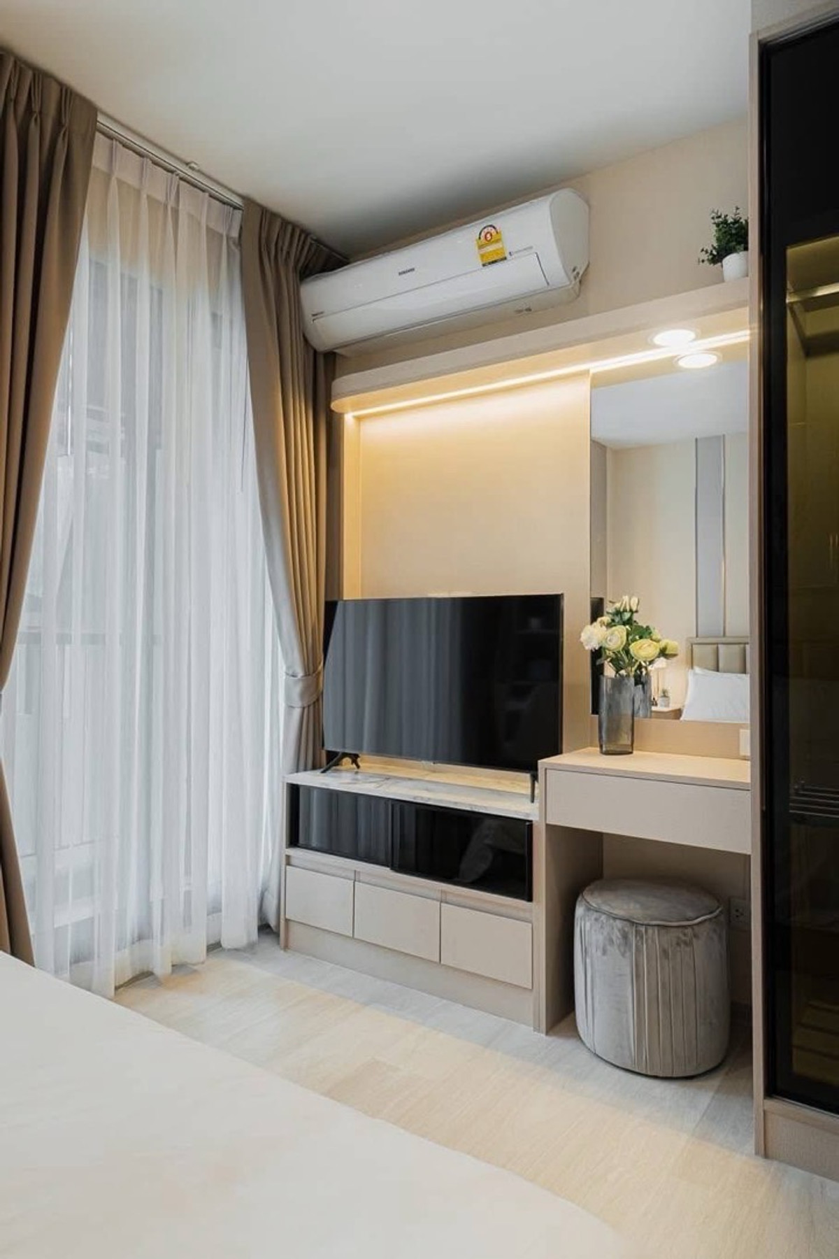 For RentCondoWitthayu, Chidlom, Langsuan, Ploenchit : Life One Wireless Condo, Embassy view, beautiful room, built-in throughout, ready to move in.