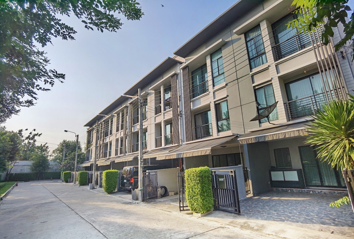 For SaleTownhomeRattanathibet, Sanambinna : [Selling at a loss! Decorated in the millions] Baan Klang Muang Rattanathibet, back side, 33 sq m, near MRT Nonthaburi Intersection 1, only 500 meters.