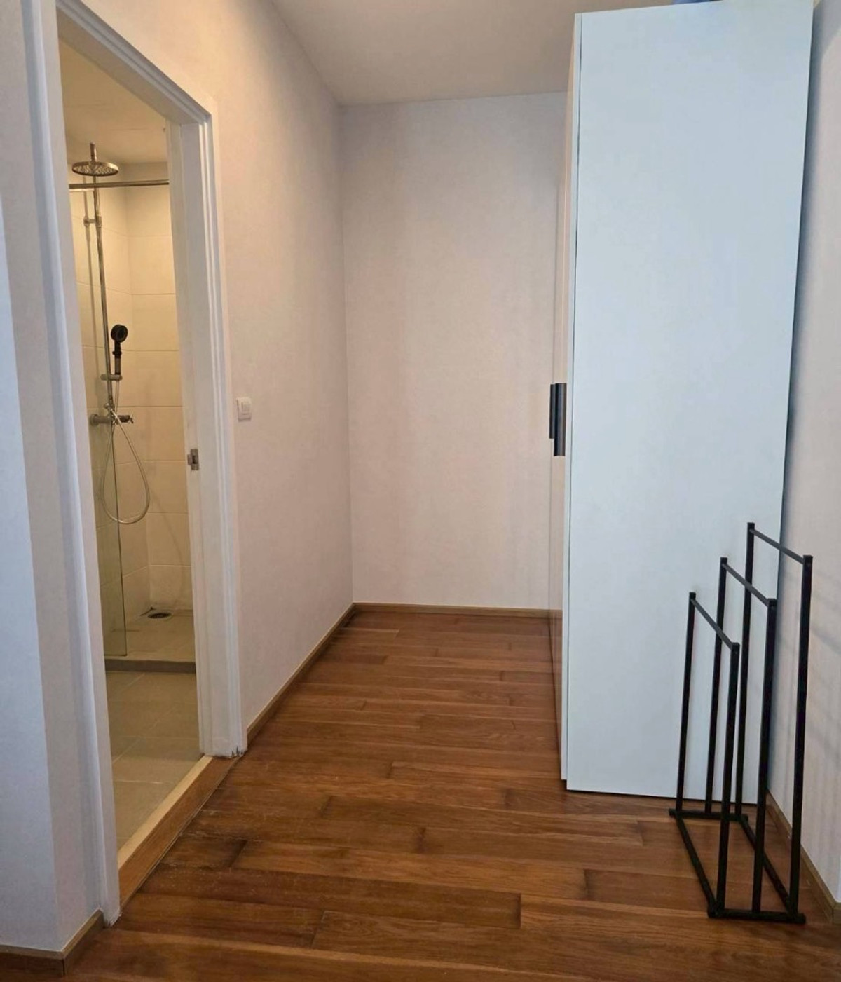 ให้เช่าคอนโดอารีย์ อนุสาวรีย์ : 🩷ให้เช่า vertical aree คอนโด เดอะเวอร์ติคัล อารีย์. line @900cqqhk tel 0859114585. 🩷
อยู่ชั้น 8 พื้นที่ห้อง 70.56 ตร.ม.
2 ห้องนอน 2ห้องน้ำ
สิ่งอำนวยความสะดวก
- เครื่องทำน้ำอุ่น ทั้ง 2 ห้อง
- โทรทัศน์ 2 เครื่อง (smart TV)
- microwave
- หม้อหุงข้าว
