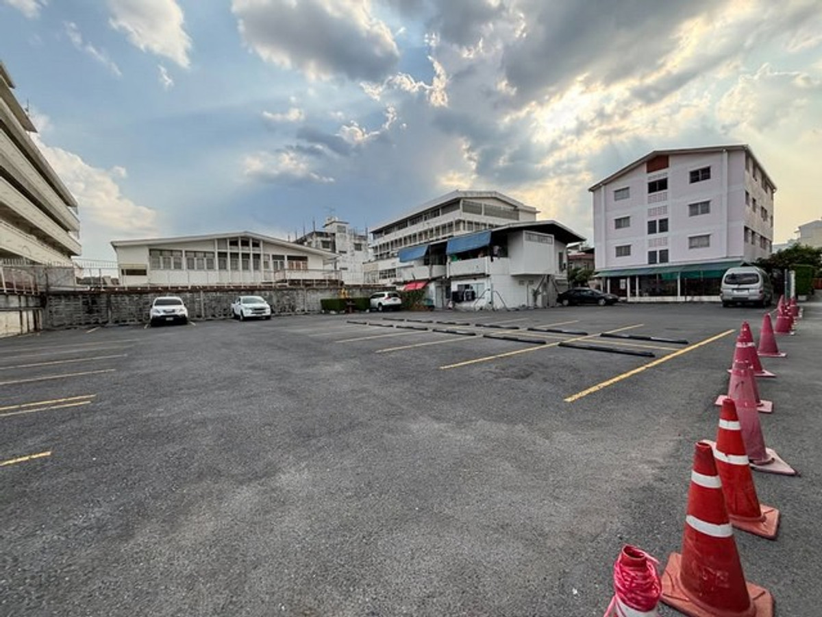 For RentLandSathorn, Narathiwat : HR3344 Land for rent, prime location, 300 sq m, in the heart of Sathorn-Chan Road (Soi 28), connected to CBD Sathorn-Silom-Rama 3 in a few minutes.