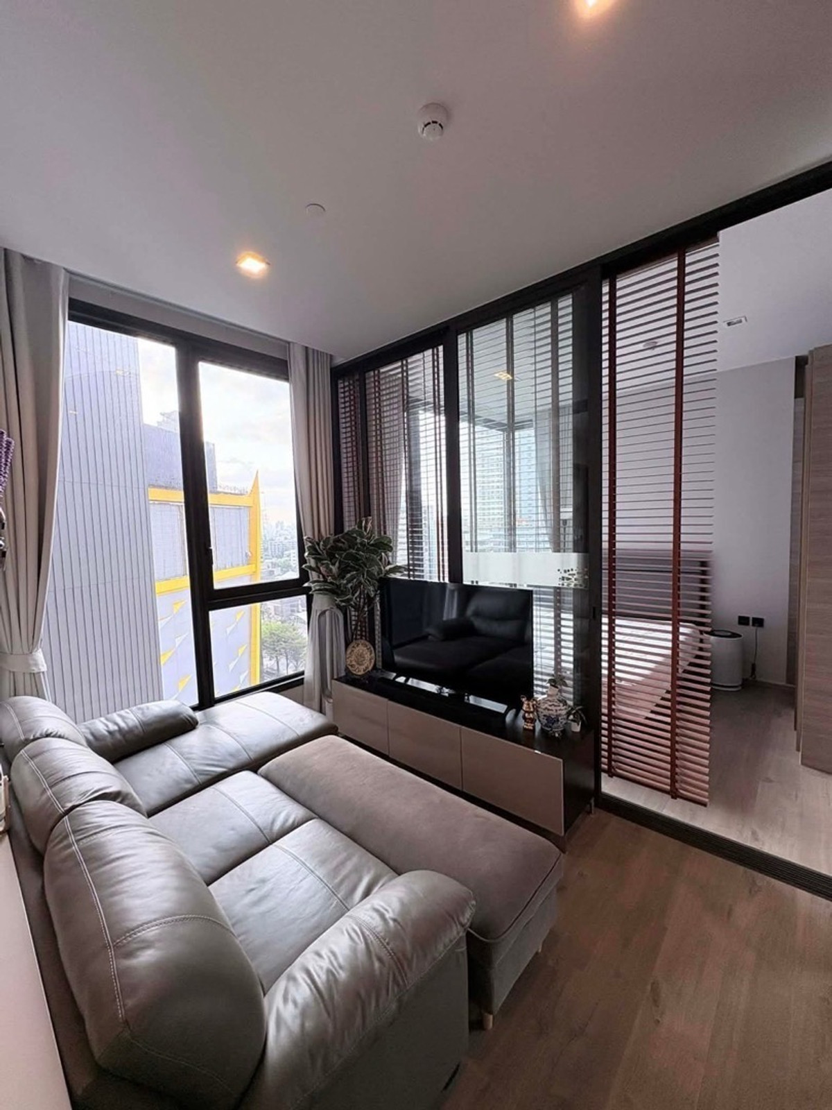 ขายคอนโดลาดพร้าว เซ็นทรัลลาดพร้าว : ขายด่วน !! The Crest Park Residences – ห้าแยกลาดพร้าว ชั้น 10 ขนาด 35 ตร.ม 1ห้องนอน 1 ห้องน้ำ เฟอร์นิเจอร์ครบ จบ ย้ายกระเป๋าเข้าอยู่ได้ทันที!! 6,450,000 บาท ราคานี้หมดแล้วหมดเลยค่ะ ไม่มีแล้วจ้า
