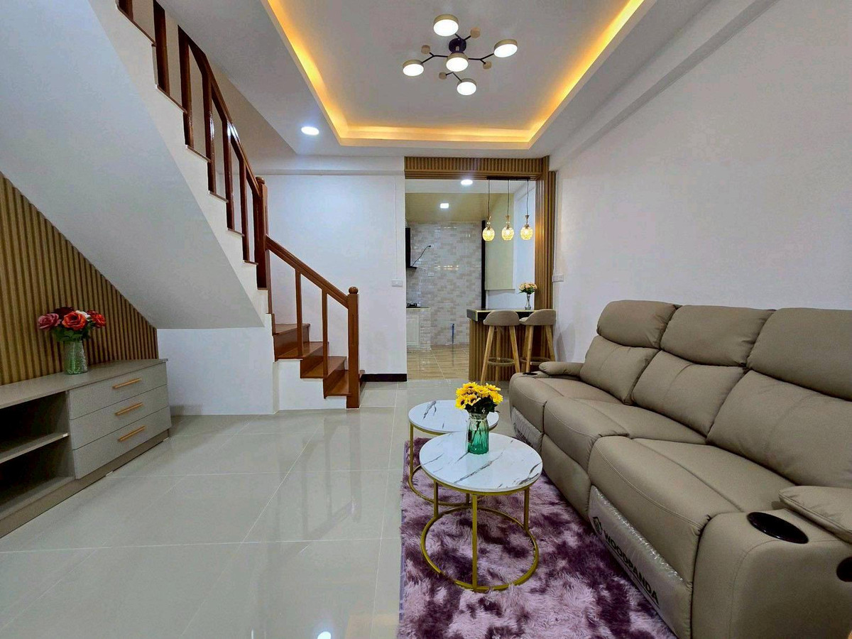 For SaleTownhomeNawamin, Ramindra : 2-story townhouse for sale, Phanason Village 1, along Khlong Song 4, Liap Khlong Song Market. Wat Phraya Suren Fashion Island, Safari World, Ramindra, Jazz, Khubon, Makro, Lotus, Panya Indra, Bang Chan Temple, Bang Chan School, Synphaet Hospital, Nopparat