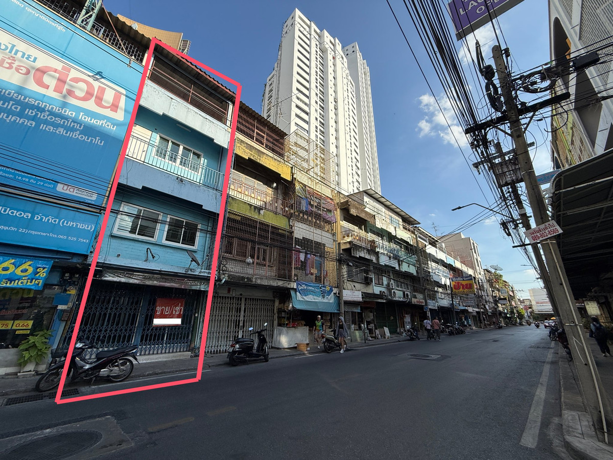 For RentShop HouseSukhumvit, Asoke, Thonglor : The commercial building is in Sukhumvit, a business location in the heart of the city, connecting both Sukhumvit and Rama 4 with heavy traffic. Suitable for doing business | 4.5 Floors Shophouse for Rent | Near BTS Phrom Phong