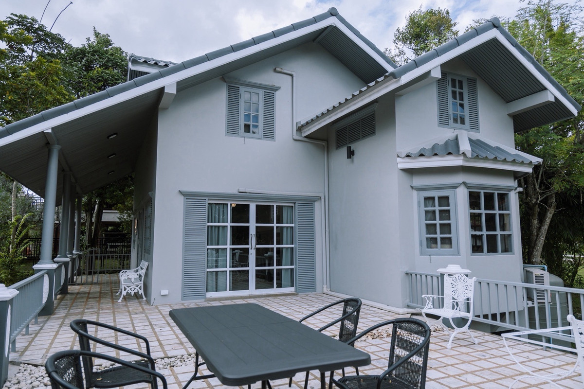 ขายบ้านปากช่อง เขาใหญ่ : ขายบ้านเขาใหญ่ หมูสี 4 ห้องนอน ที่ดิน 253 ตร.ว บ้านพักตากอากาศใกล้อุทยาน เหมาะอยู่อาศัยและลงทุนปล่อยเช่า 
